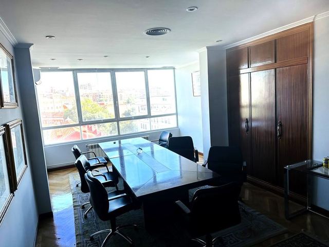 Sala de reuniones (hasta 13 personas)